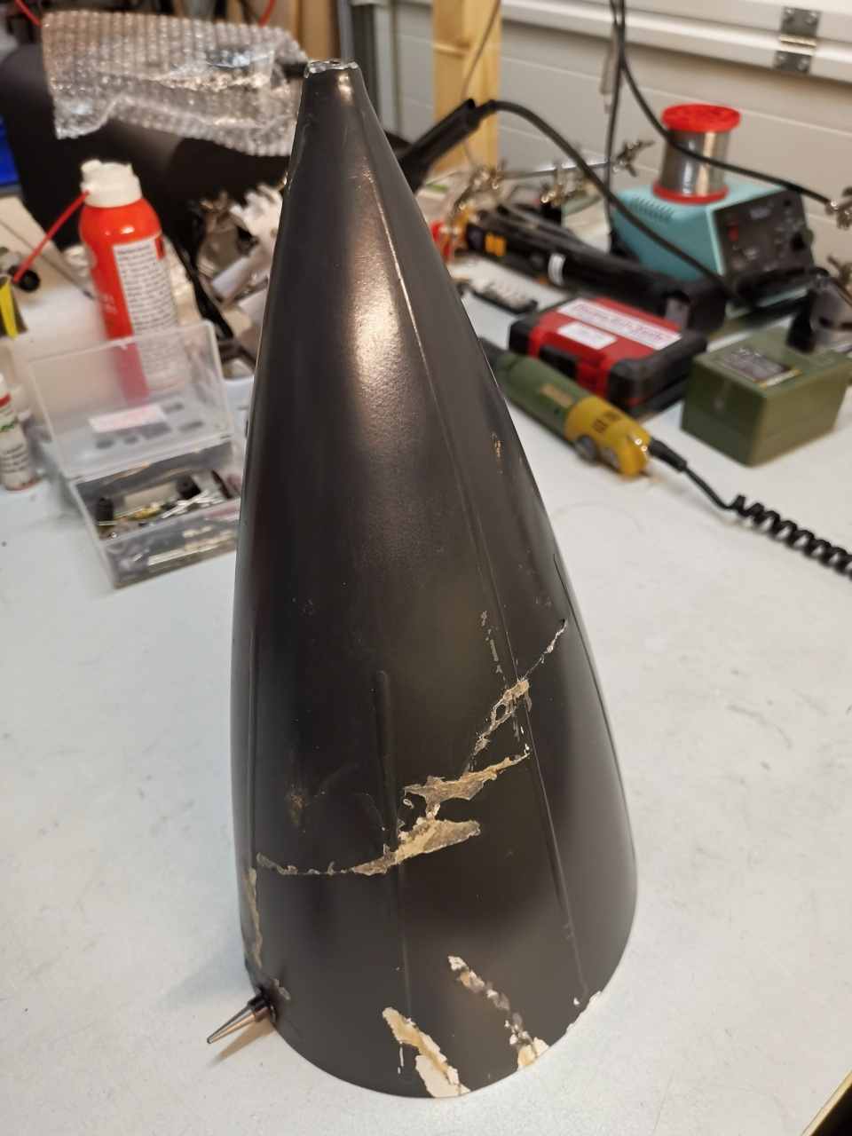 1 Fixieren der Bruchteile mit Tape und Sekundenkleber 4