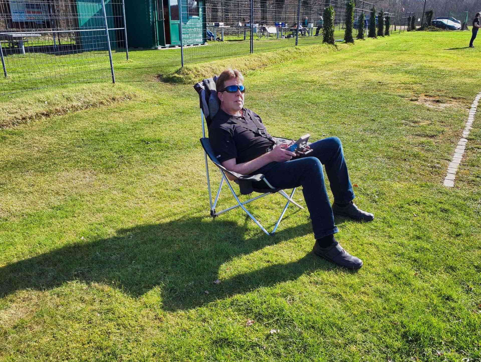 Pilot mit Sonnenbrille im Klappstuhl