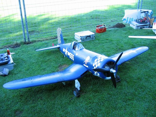 Modellflugzeug Corsair in blau
