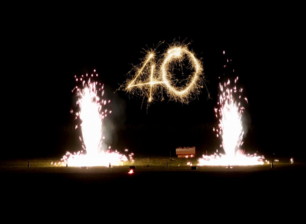 Feuerwerk, zwei Fontänen und die Zahl 40