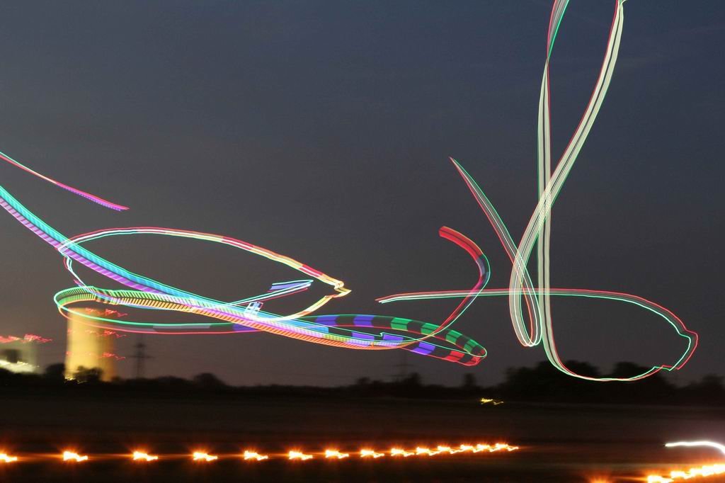 Langzeitbelichtung von Modellflugzeugen bei Nacht