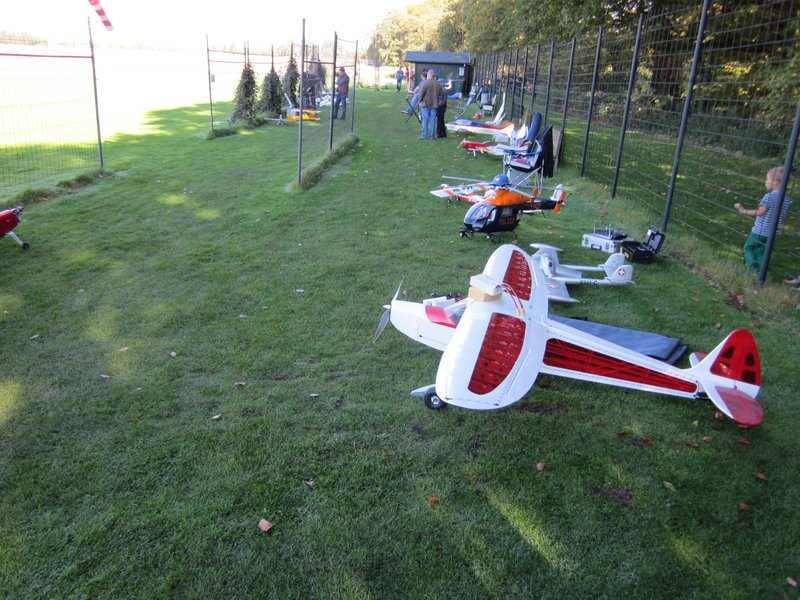 Viele Modellflugzeuge auf dem Modellflugplatz