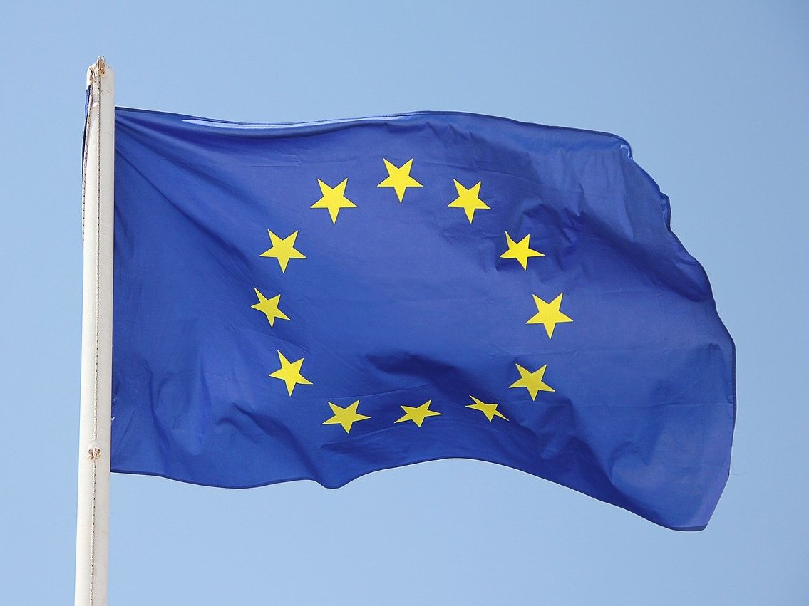 Die blaue EU Flagge mit ihren Sternen