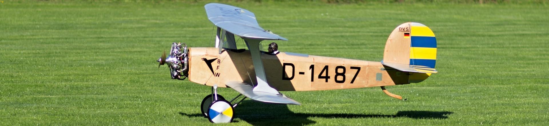 Modellflugzeug Doppeldecker bei der Landung