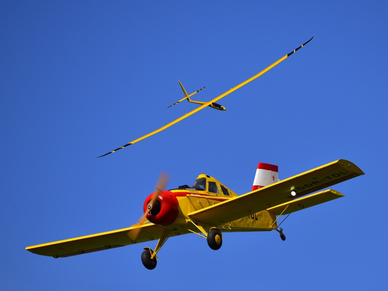 Ein Segelflugzeug und ein Motormodellflugzeug gemeinsam am Himmel
