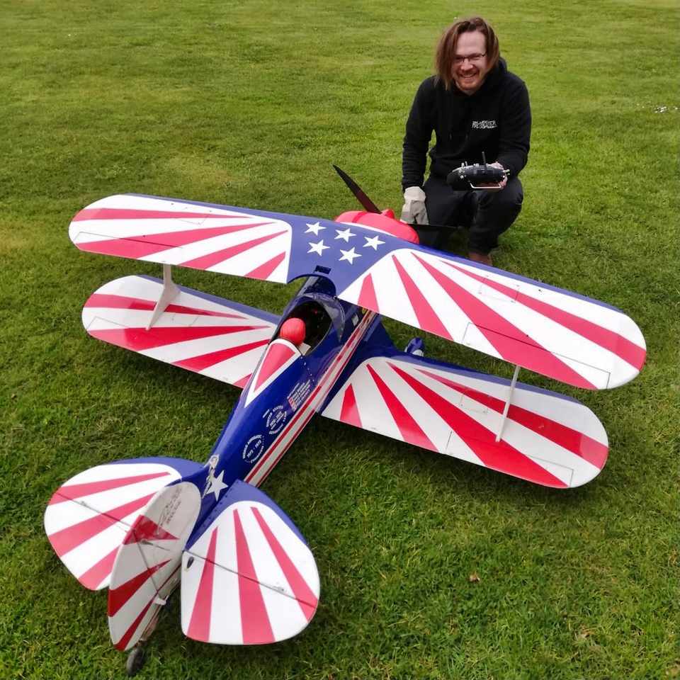 Eine rot weiße Pitts von Toni Clark und der Modellflugpilot