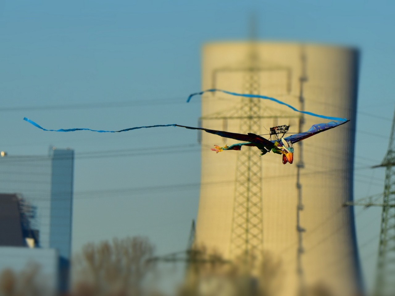 Foto vom Modellflug Drache vor dem Kraftwerkt Datteln 4