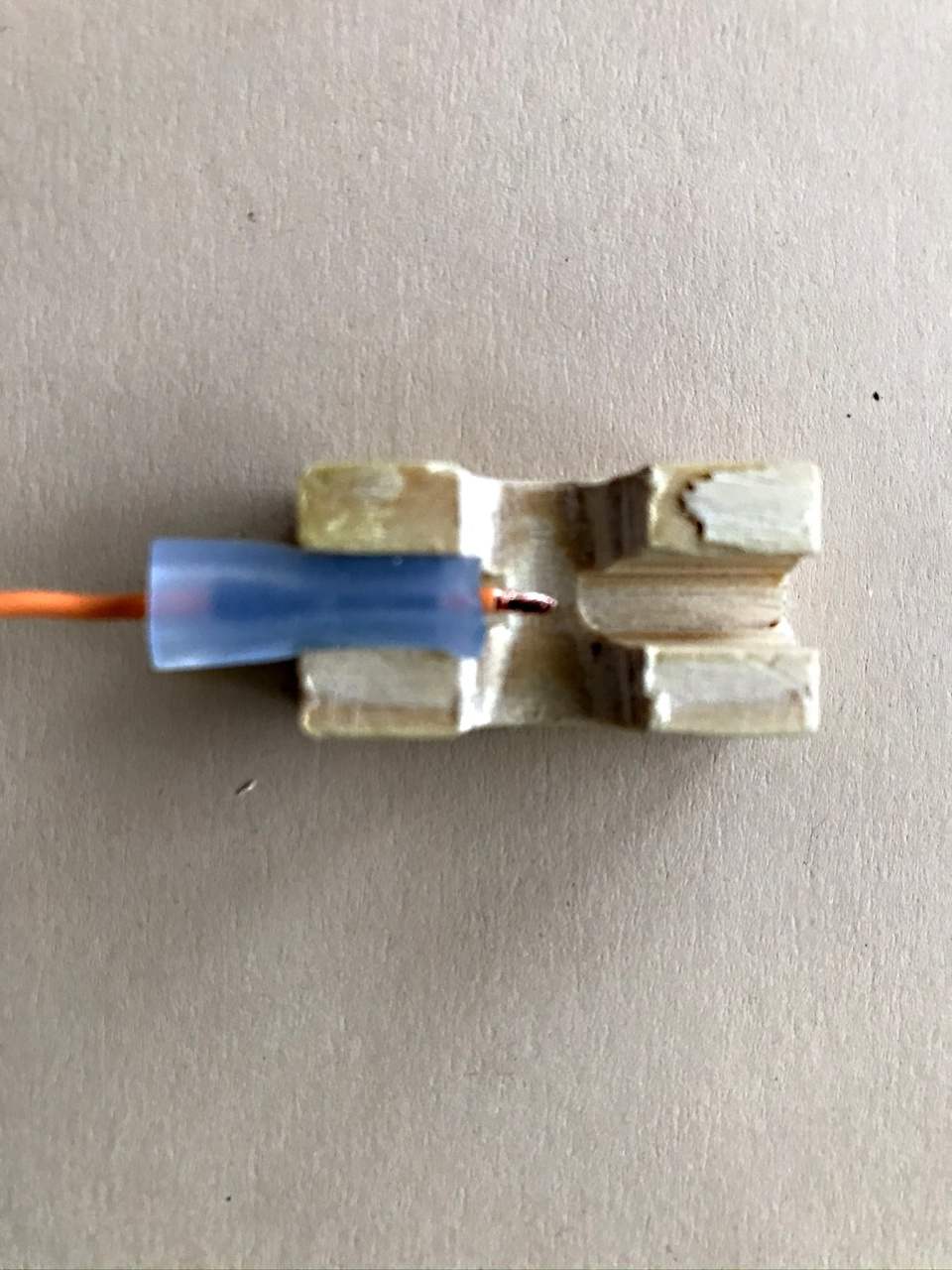 Löthilfe Kabel im Silikonschlauch ins Holz geklemmt