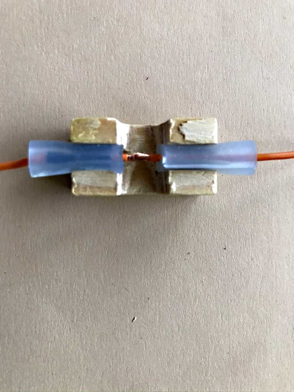 Löthilfe Kabel links und rechts in die Löthilfe eingelegt