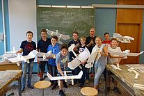 Modellbau AG des LMFC an der Schule Jugendliche der Modellflug AG in der Schule