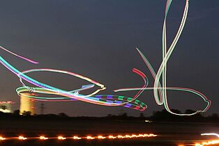 Langzeitbelichtung von Modellflugzeugen bei Nacht