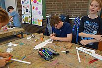 Zwei Jugendliche beim Bau eines Modellflugzeug Rumpf.