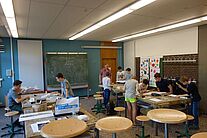 Modellflug AG am Theodor Heuss Gymnasium Eine Gruppe Jugendlicher bei der Modellbau AG.