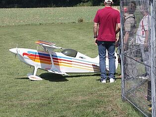 Kunstflug Doppeldecker und sein Pilot