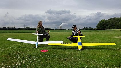 Zwei junge Piloten mit ihrem Modellflugzeug