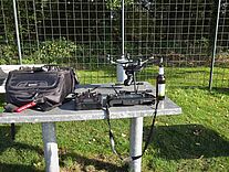 FPV Drohne mit Equipment auf dem Tisch.