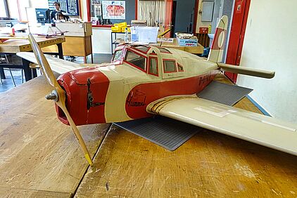 Historisches Modellflugzeug Hummel