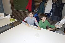 Zwei Schüler der Modellbau AG