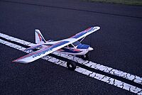 Ein Modellflugzeug auf der Startbahn am Flugplatz Borkenberge