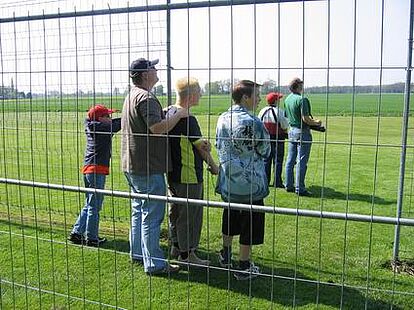 Teilnehmer beim Schnupperfliegen am Modellflugplatz
