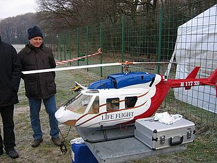 Ein Modellflug Hubschrauber wird bestaunt