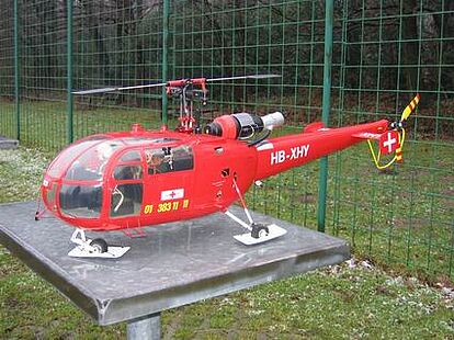 Ein roter Scale Helikopter