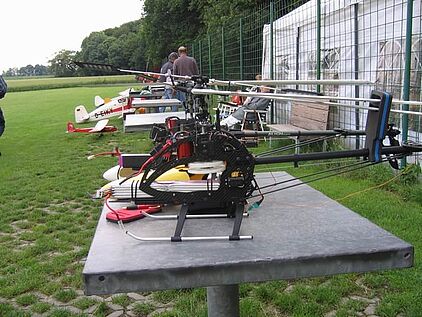 Helikopter und Modellflugzeuge