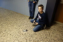 Schüler steuert ein kleines RC Hoovercraft