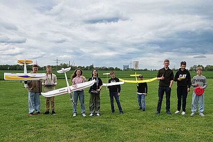Teilnehmer der Flugzeugtechnik AG am Modellflugplatz