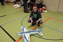 Modellflug mit Kunstflugmodell in der Halle