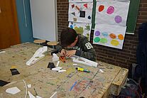 Modellflug AG am Theodor Heuss Gymnasium Schüler beim Kleben eines Modellflugzeug.