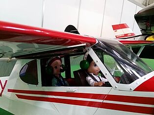 Modellflugzeug mit Pilotenpuppe