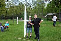 Modellflug AG am Theodor Heuss Gymnasium Schüler Lehrer Fliegen mit dem Jugendwart.