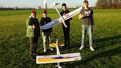 Jugend mit Modellflugzeugen