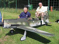 Zwei Mitglieder mit einem Modellflugzeug