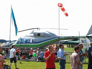 Besucher des Flugtag Soest vor einem Hubschrauber