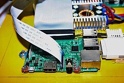Raspberry Pi 3 und Kabel zur Pi Cam