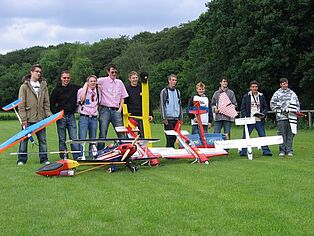 Die Sieger beim Jugendmeeting und ihre Modellflugzeuge