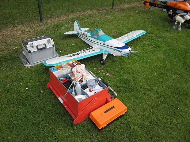 Modellflugzeug und Ausrüstung