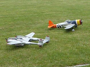 Zwei Modellflugzeuge warten auf den Start