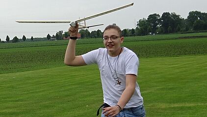Jugendlicher wirft Modellflugzeug
