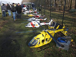 Mehrere Scale Helikopter stehen nebeneinander