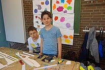 Modellflug AG am Theodor Heuss Gymnasium Zwei Jungs schauen auf ihre Arbeit.