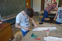 Modellflug AG am Theodor Heuss Gymnasium Ein Jugendlicher der Modellbau AG beim schneiden von Einzelteilen.
