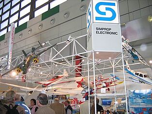 Blick in die Messehalle mit Modellflugzeugen