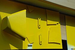 Modellflugzeug Einzelteile einer Kruk, gelb lackiert